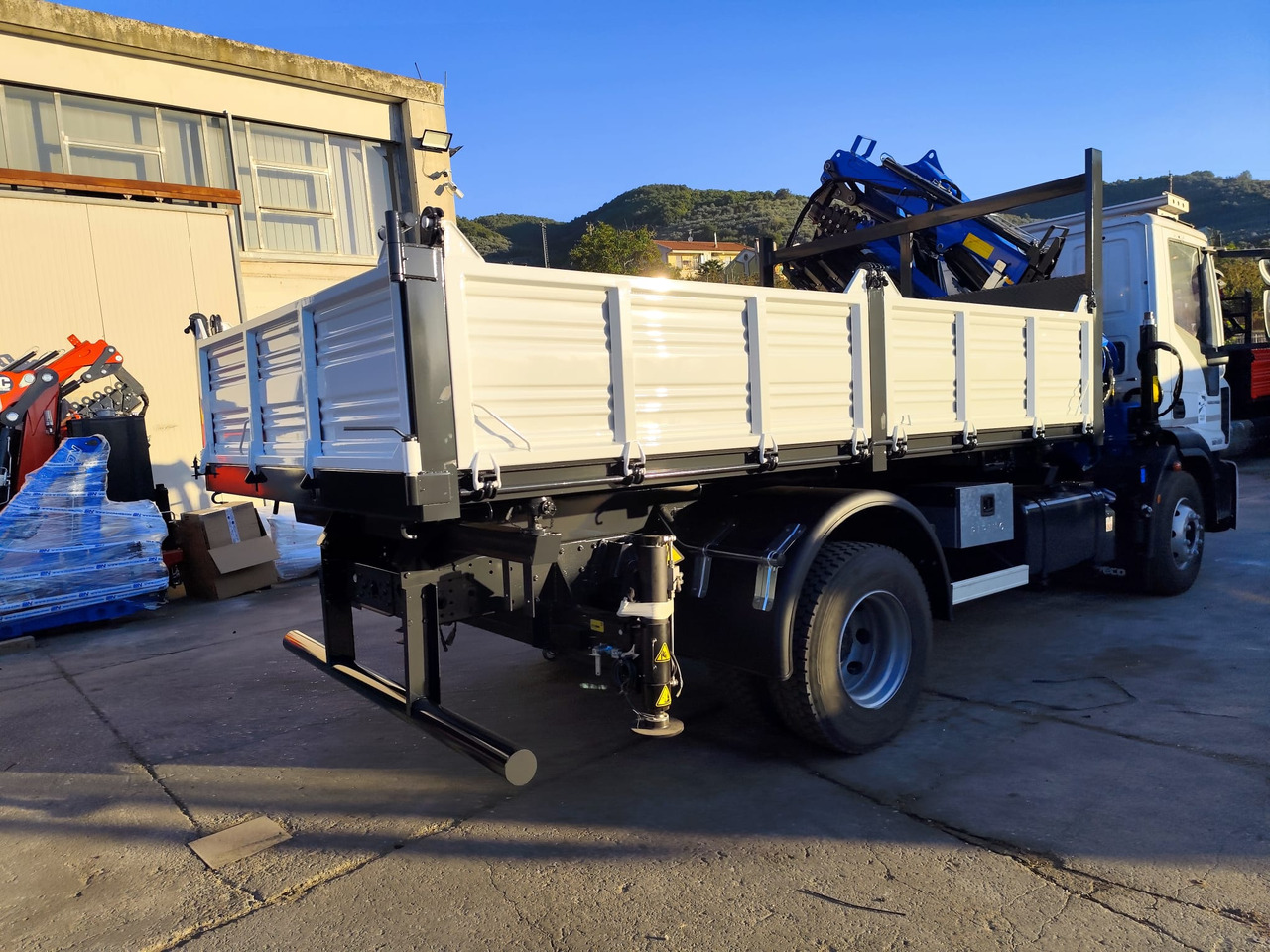 IVECO EUROCARGO 160-250 - شاحنة كرين, قلابات: صور 2 IVECO EUROCARGO 160-250 - شاحنة كرين, قلابات: صور 2