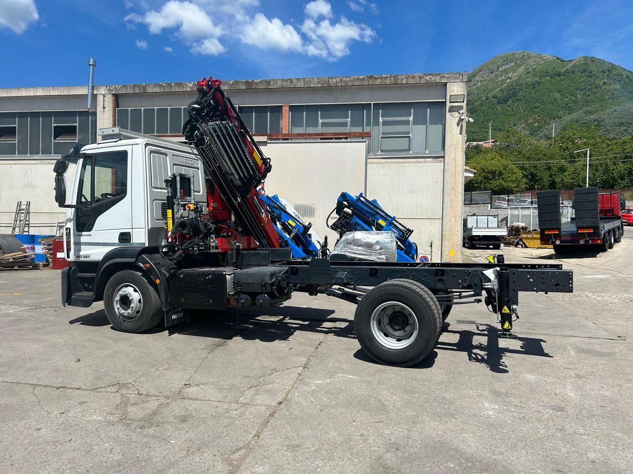 IVECO EUROCARGO 160-250 - شاحنة كرين: صور 5 IVECO EUROCARGO 160-250 - شاحنة كرين: صور 5