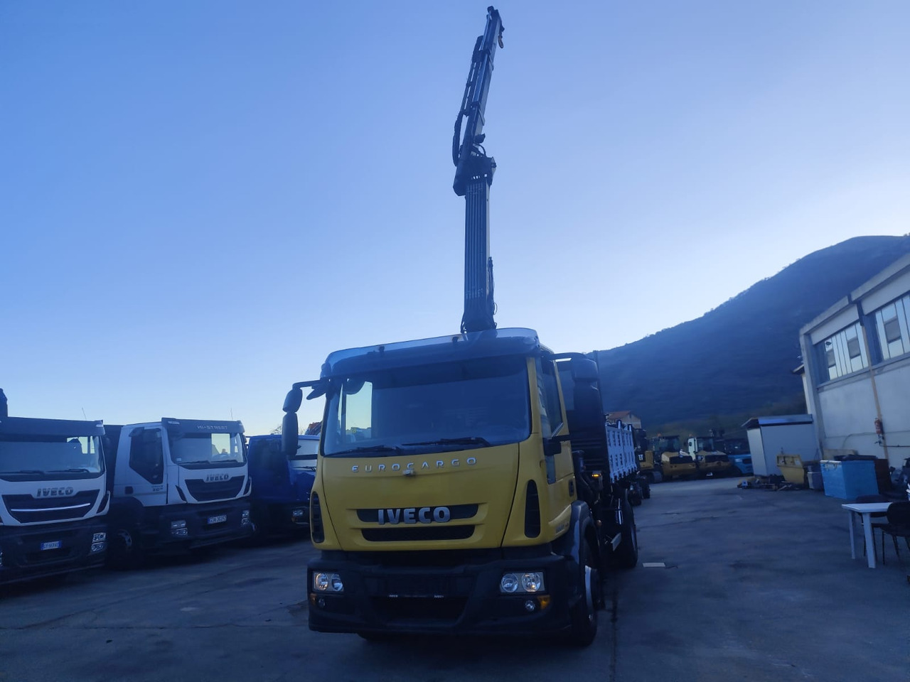 IVECO EUROCARGO 160E30 - شاحنة كرين: صور 5 IVECO EUROCARGO 160E30 - شاحنة كرين: صور 5