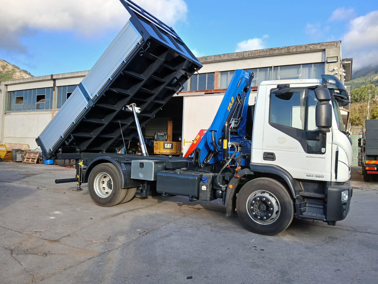 IVECO EUROCARGO 180-320 - شاحنة كرين, قلابات: صور 1 IVECO EUROCARGO 180-320 - شاحنة كرين, قلابات: صور 1