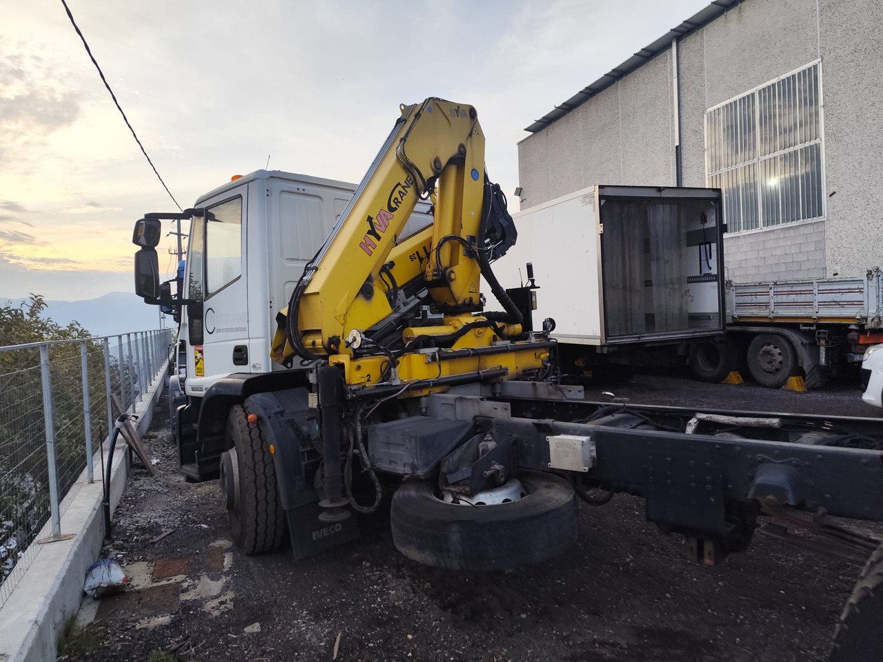 قلابات, شاحنة كرين IVECO EUROCARGO 180E30: صور 13
