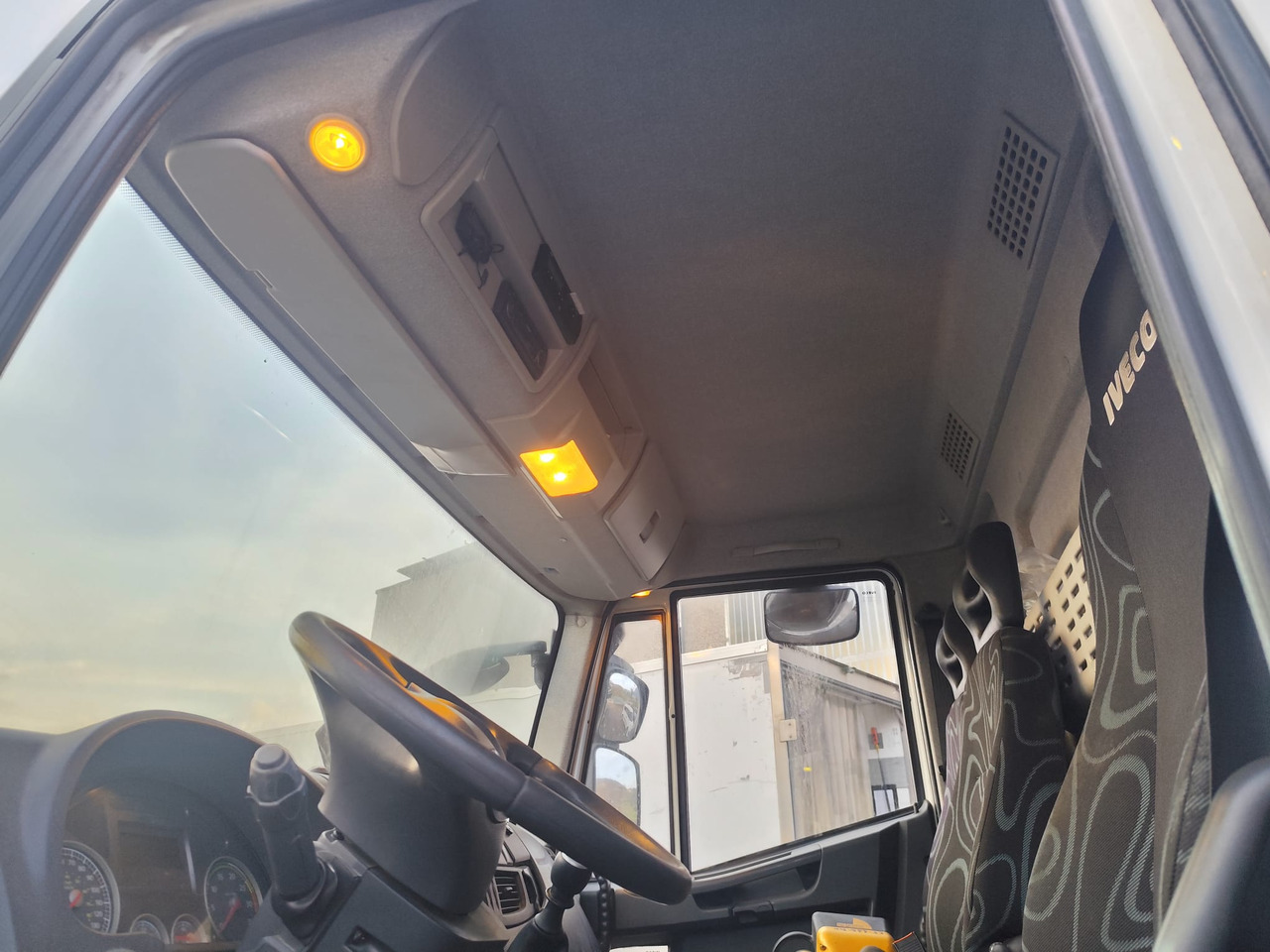 قلابات, شاحنة كرين IVECO EUROCARGO 180E30: صور 10