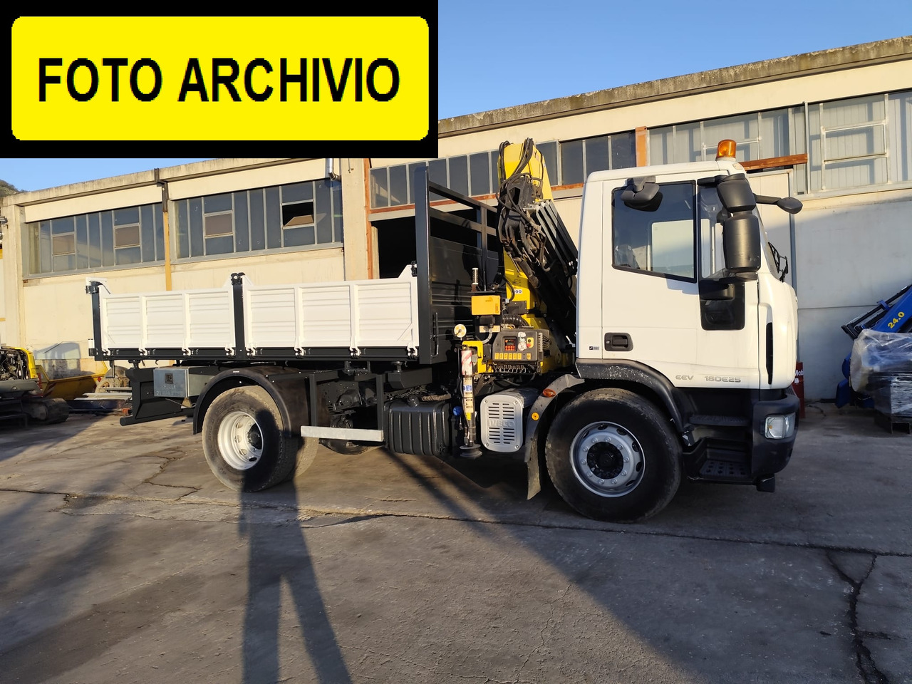 IVECO EUROCARGO 180E30 - قلابات, شاحنة كرين: صور 3 IVECO EUROCARGO 180E30 - قلابات, شاحنة كرين: صور 3