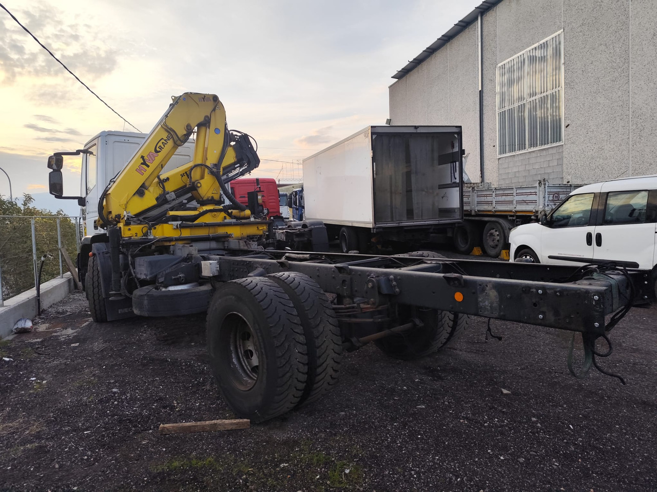 قلابات, شاحنة كرين IVECO EUROCARGO 180E30: صور 14