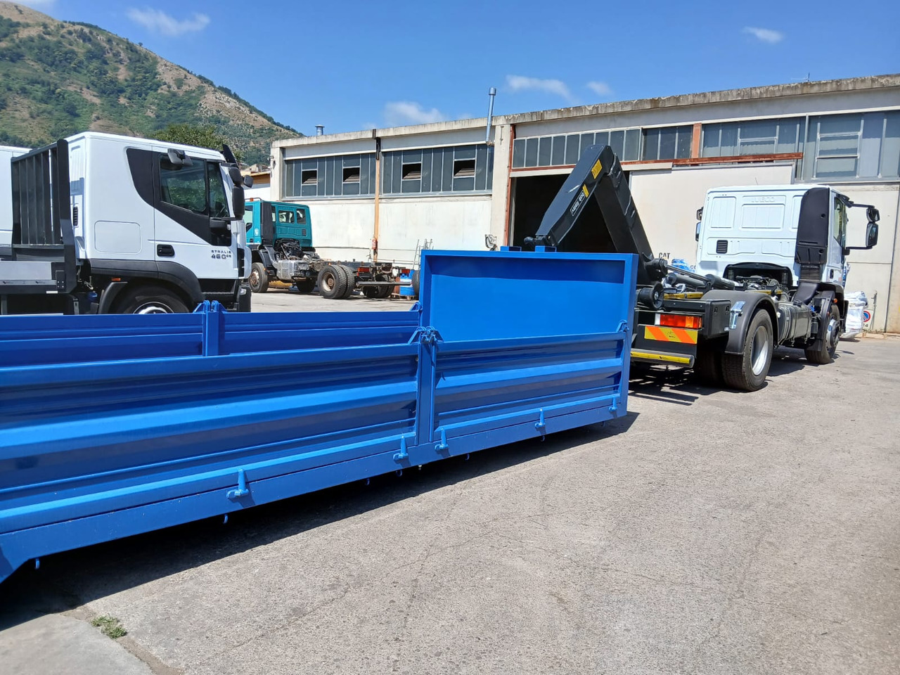IVECO EUROCARGO 190EL25 - شاحنة ذات الخطاف: صور 2 IVECO EUROCARGO 190EL25 - شاحنة ذات الخطاف: صور 2