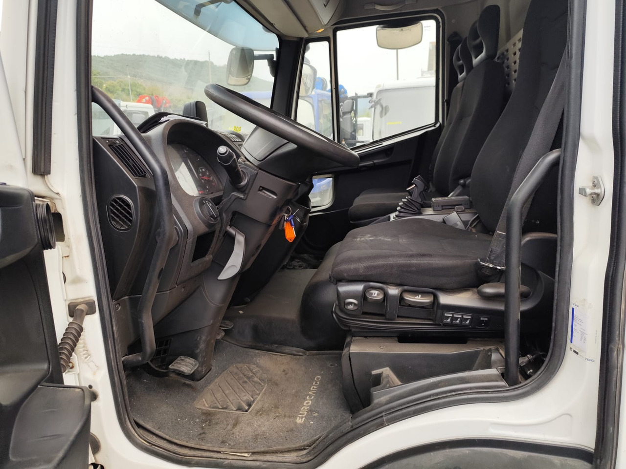 IVECO EUROCARGO 80-210 - شاحنة كرين: صور 3 IVECO EUROCARGO 80-210 - شاحنة كرين: صور 3