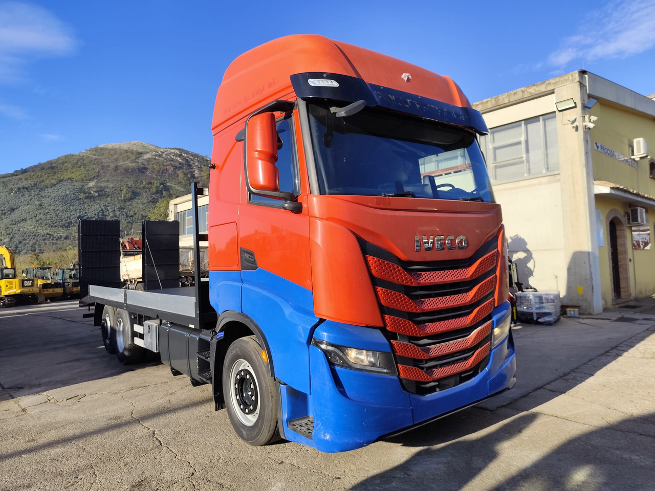 IVECO S-WAY AS260S48 Y - شاحنات مسطحة: صور 1 IVECO S-WAY AS260S48 Y - شاحنات مسطحة: صور 1