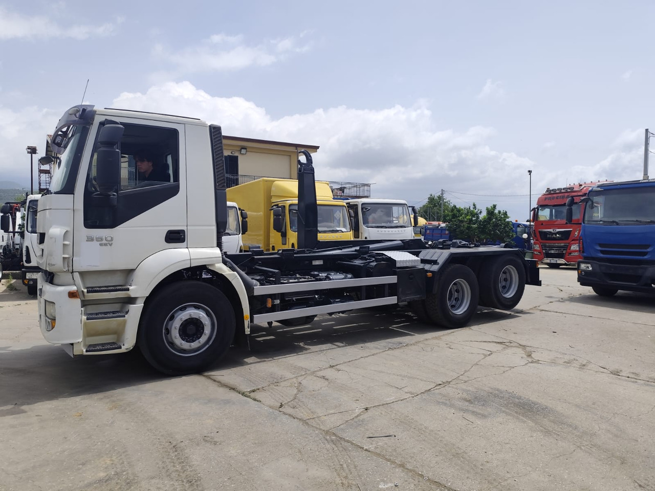 شاحنة ذات الخطاف IVECO STRALIS 260S36: صور 17