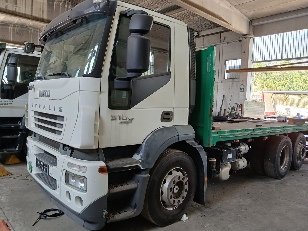 IVECO STRALIS AD 260S31 - شاحنات مسطحة: صور 1 IVECO STRALIS AD 260S31 - شاحنات مسطحة: صور 1