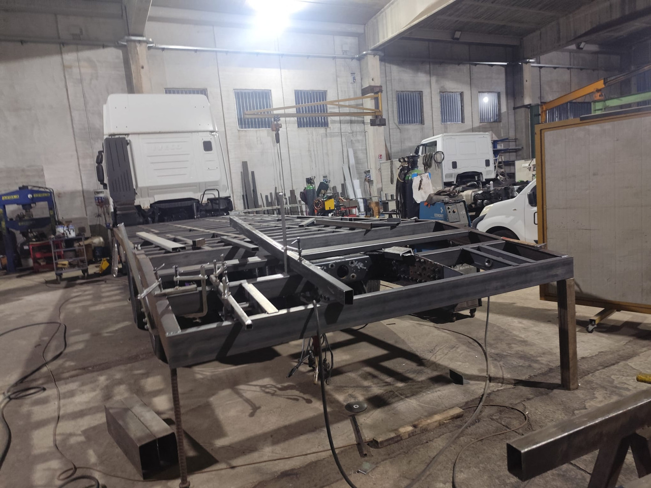 شاحنات مسطحة STRALIS 260S42: صور 9