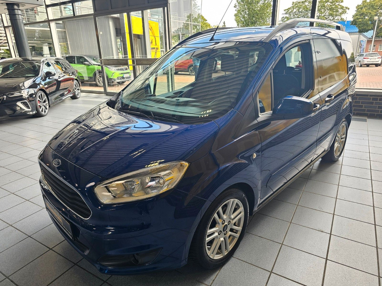 Ford Tourneo Courier Titanium behzb. Windschutzschei - ميكروباص: صور 4 Ford Tourneo Courier Titanium behzb. Windschutzschei - ميكروباص: صور 4