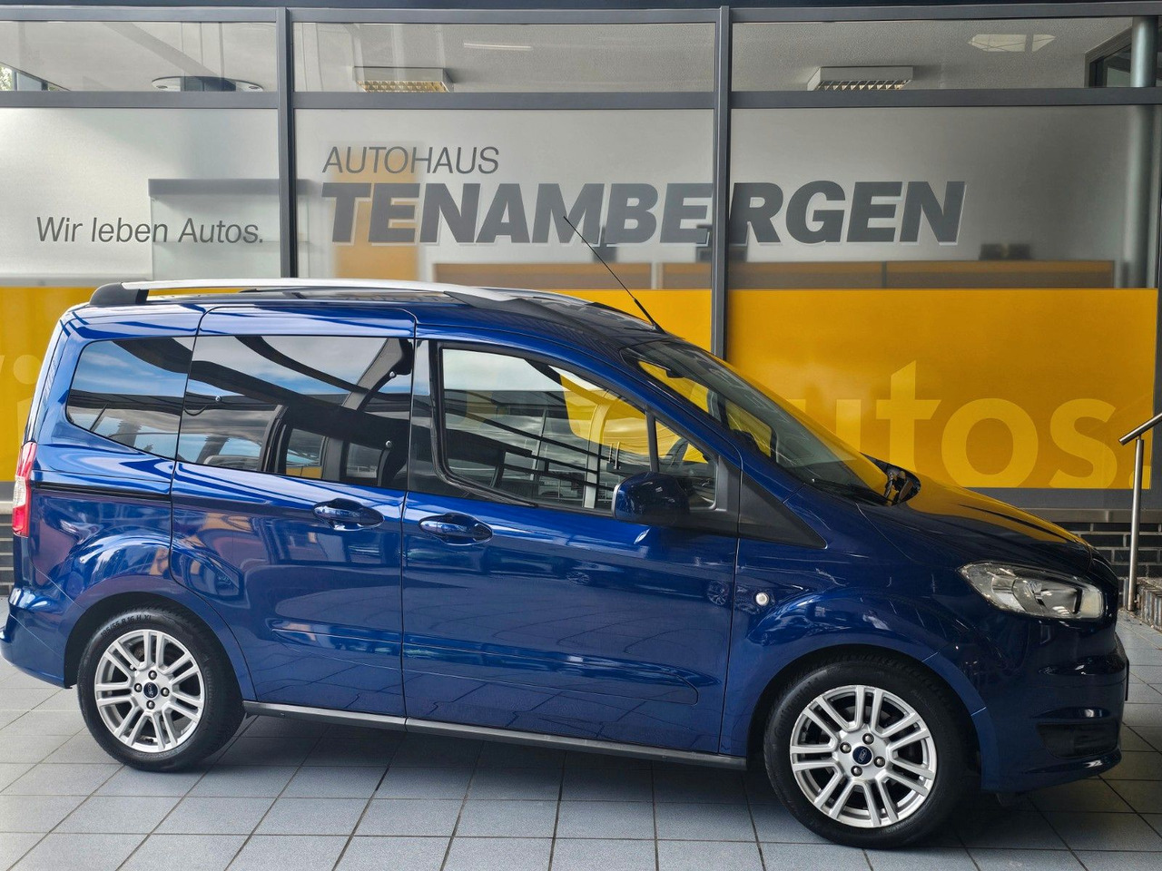 Ford Tourneo Courier Titanium behzb. Windschutzschei - ميكروباص: صور 1 Ford Tourneo Courier Titanium behzb. Windschutzschei - ميكروباص: صور 1