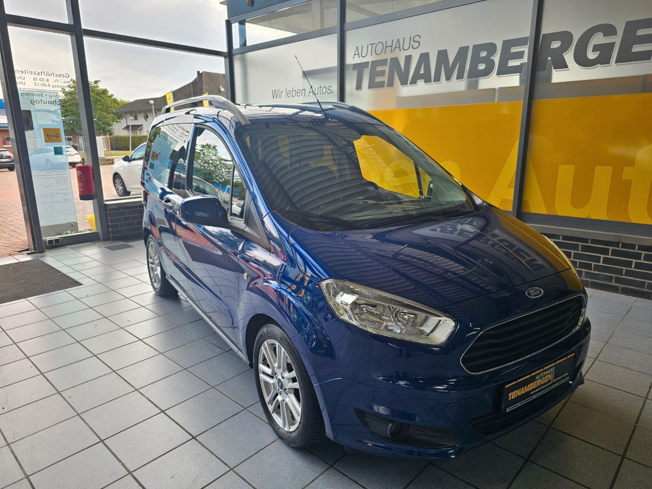 Ford Tourneo Courier Titanium behzb. Windschutzschei - ميكروباص: صور 2 Ford Tourneo Courier Titanium behzb. Windschutzschei - ميكروباص: صور 2