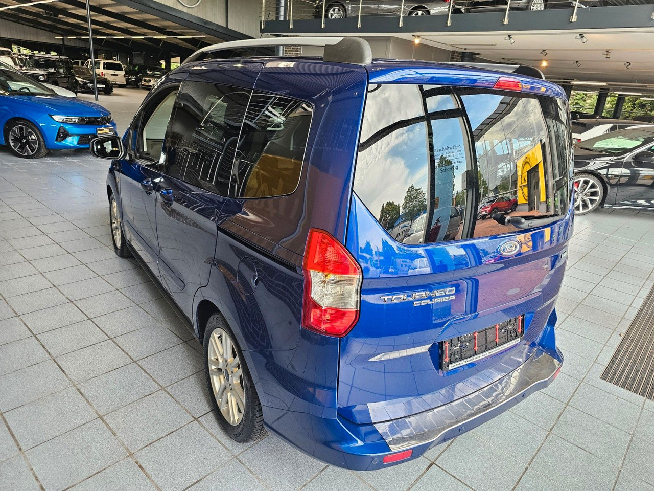 Ford Tourneo Courier Titanium behzb. Windschutzschei - ميكروباص: صور 5 Ford Tourneo Courier Titanium behzb. Windschutzschei - ميكروباص: صور 5