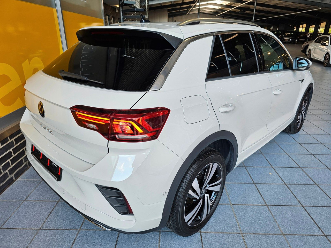 Volkswagen T-Roc R-Line eHeckklappe SHZ LED - سيارة دفع رباعي: صور 4 Volkswagen T-Roc R-Line eHeckklappe SHZ LED - سيارة دفع رباعي: صور 4