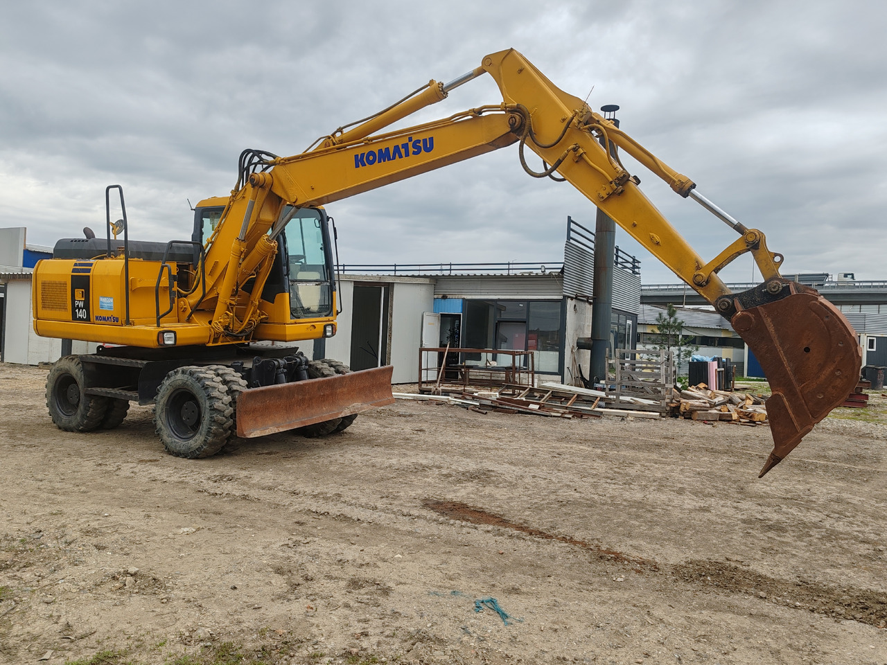 Komatsu PW140-7 - حفارة على عجلات: صور 2 Komatsu PW140-7 - حفارة على عجلات: صور 2
