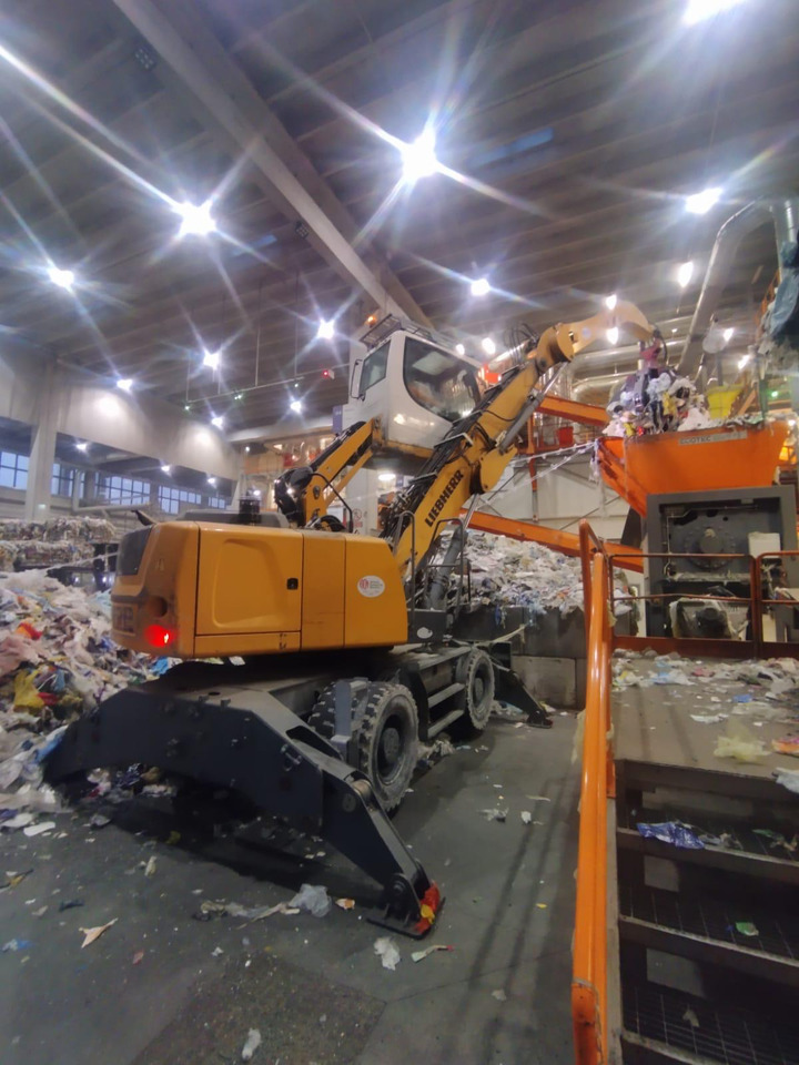 Liebherr LH22 M Litronic - حفارة النقل والشحن: صور 3 Liebherr LH22 M Litronic - حفارة النقل والشحن: صور 3