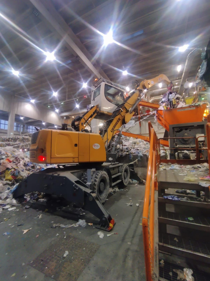 Liebherr LH22 M Litronic - حفارة النقل والشحن: صور 4 Liebherr LH22 M Litronic - حفارة النقل والشحن: صور 4