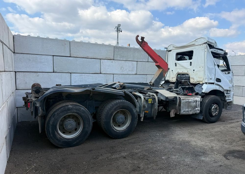 Mercedes-Benz Arocs 2640 - شاحنة ذات الخطاف: صور 3 Mercedes-Benz Arocs 2640 - شاحنة ذات الخطاف: صور 3