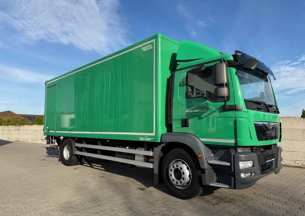 MAN TGM 18.250 Ładownośc 9800 kg - بصندوق مغلق شاحنة: صور 5 MAN TGM 18.250 Ładownośc 9800 kg - بصندوق مغلق شاحنة: صور 5