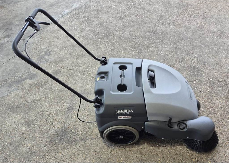 Nilfisk SW 750 - سياره كنس شوارع: صور 1 Nilfisk SW 750 - سياره كنس شوارع: صور 1