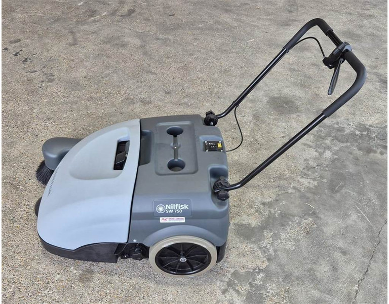 Nilfisk SW 750 - سياره كنس شوارع: صور 2 Nilfisk SW 750 - سياره كنس شوارع: صور 2