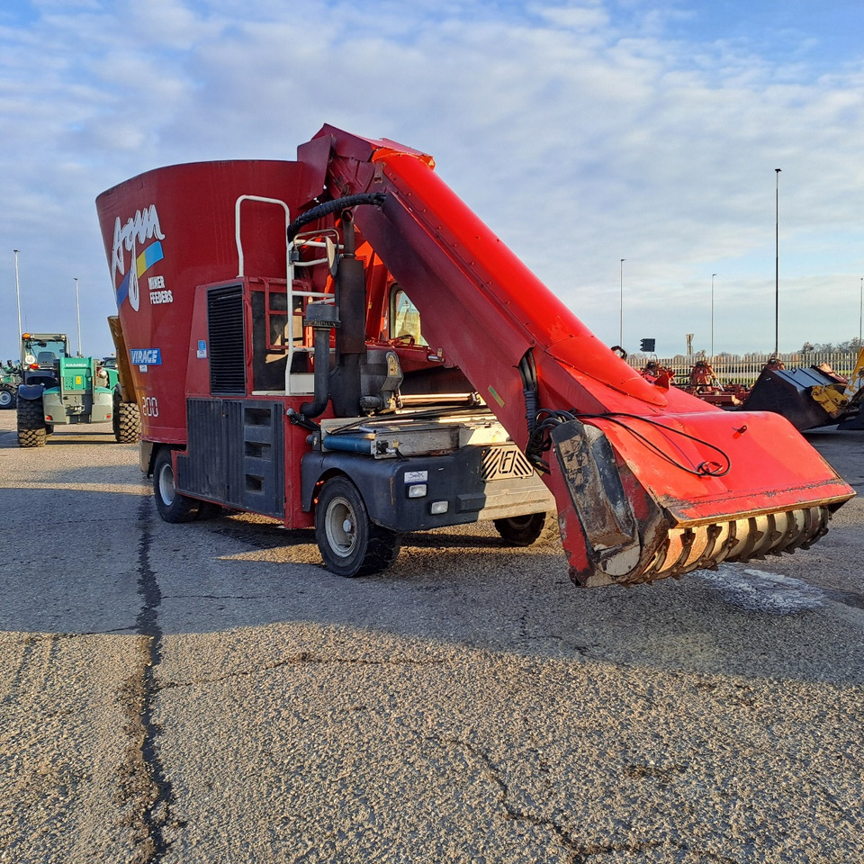 CARRO MISCELATORE SEMOVENTE AGM MIRAGE 200 - آلة خلط وتوزيع الأعلاف: صور 2 CARRO MISCELATORE SEMOVENTE AGM MIRAGE 200 - آلة خلط وتوزيع الأعلاف: صور 2