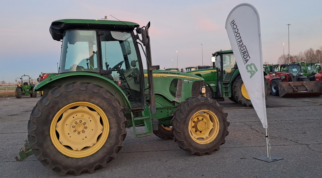 JOHN DEERE 5820 - جرار: صور 2 JOHN DEERE 5820 - جرار: صور 2