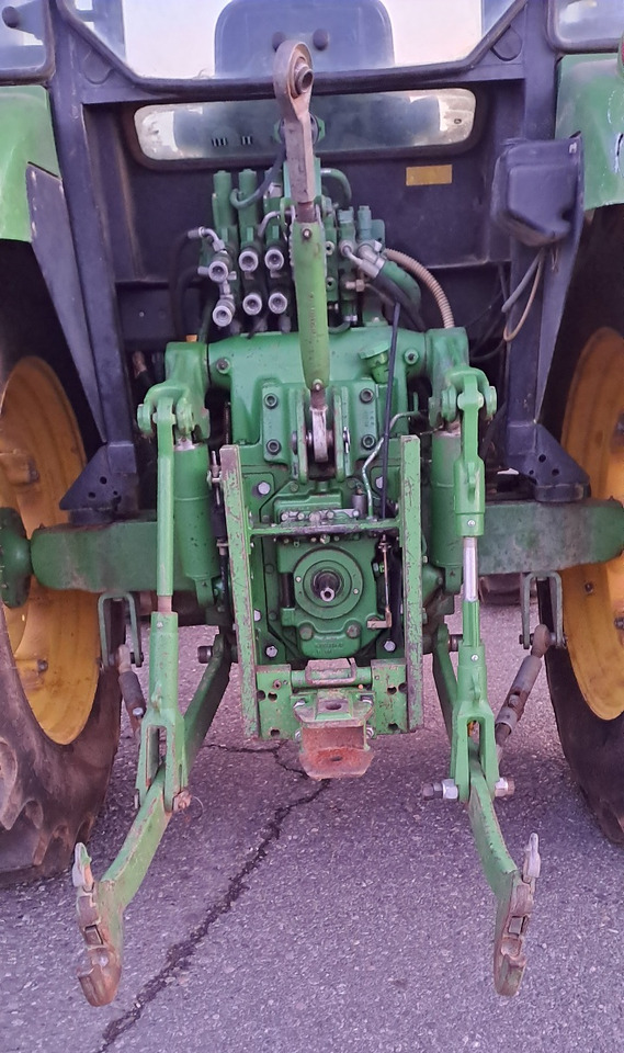 JOHN DEERE 5820 - جرار: صور 5 JOHN DEERE 5820 - جرار: صور 5
