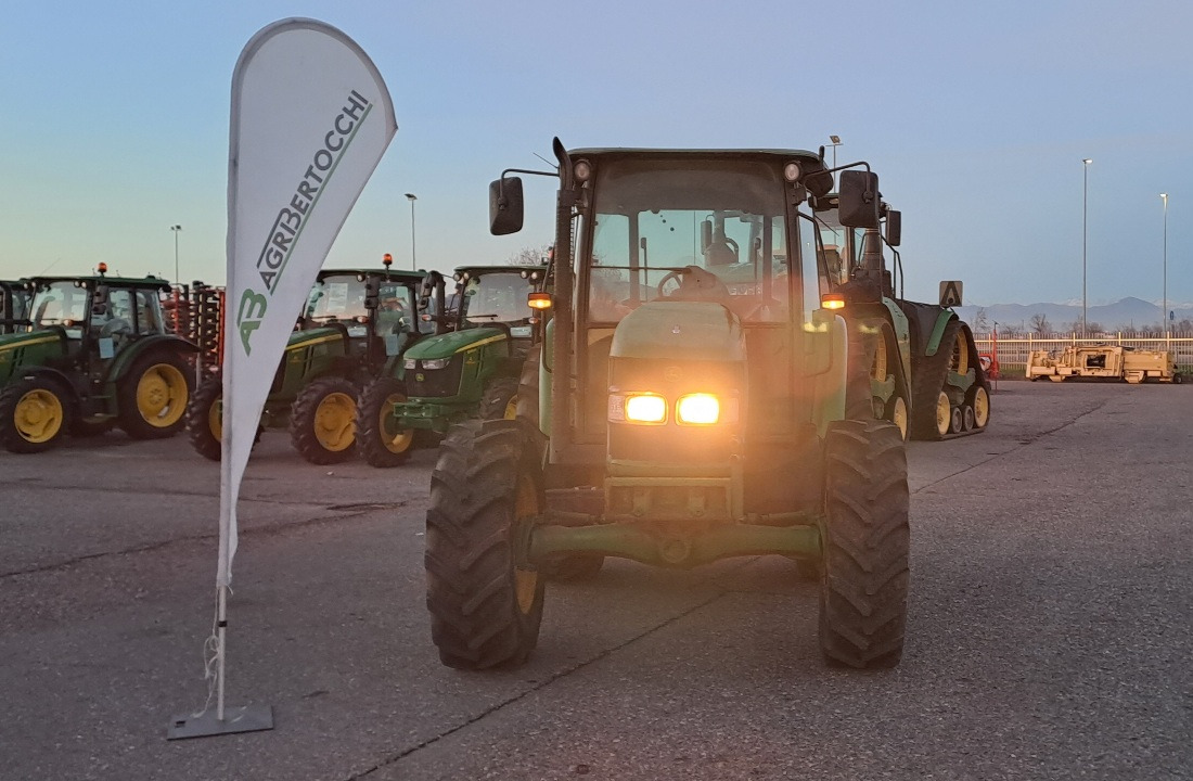 JOHN DEERE 5820 - جرار: صور 3 JOHN DEERE 5820 - جرار: صور 3