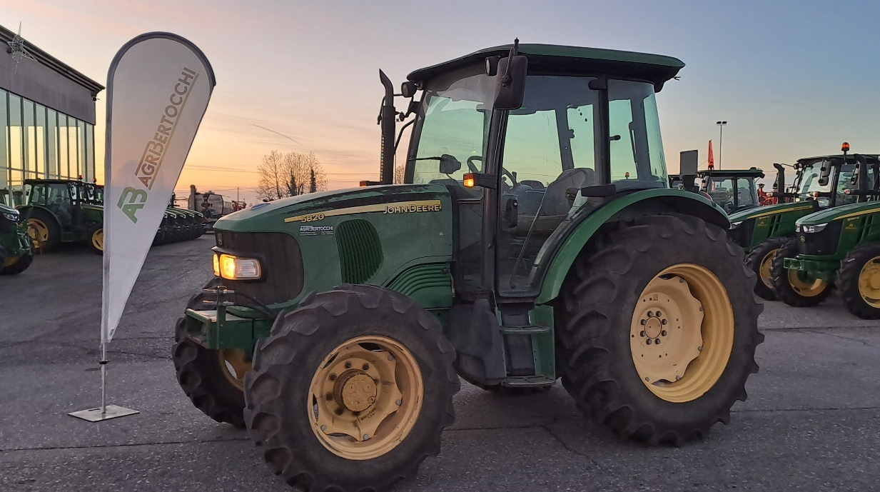 JOHN DEERE 5820 - جرار: صور 1 JOHN DEERE 5820 - جرار: صور 1