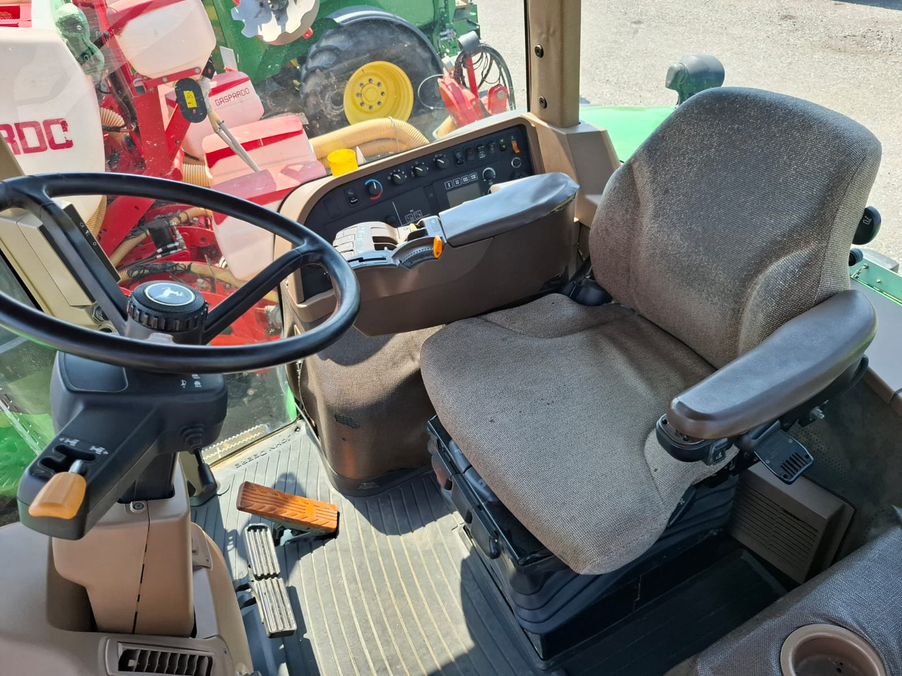 JOHN DEERE 8230 - جرار: صور 2 JOHN DEERE 8230 - جرار: صور 2