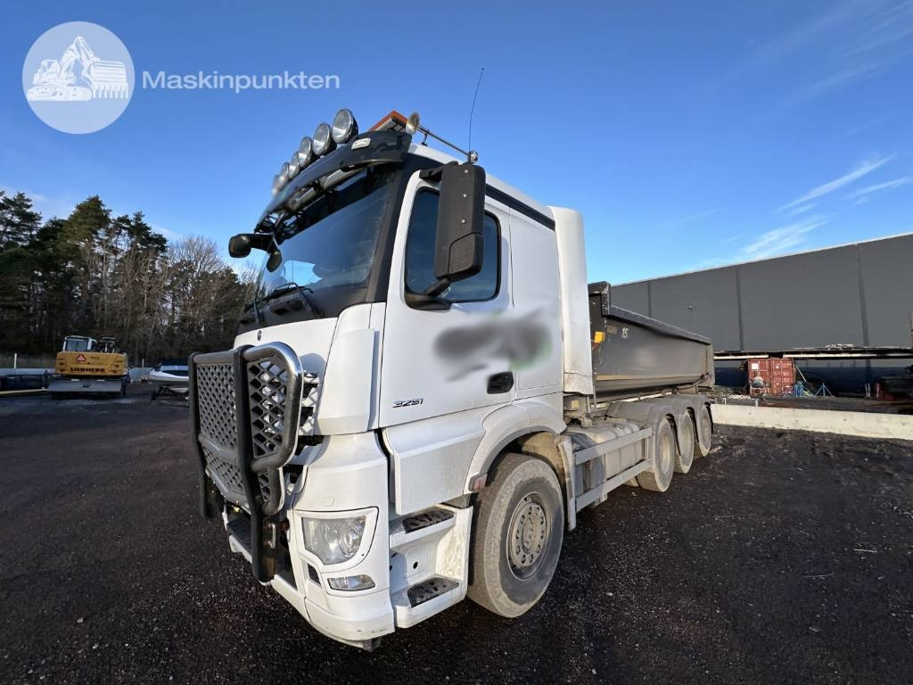 Mercedes-Benz Arocs 3251 - شاحنة ذات الخطاف: صور 1 Mercedes-Benz Arocs 3251 - شاحنة ذات الخطاف: صور 1