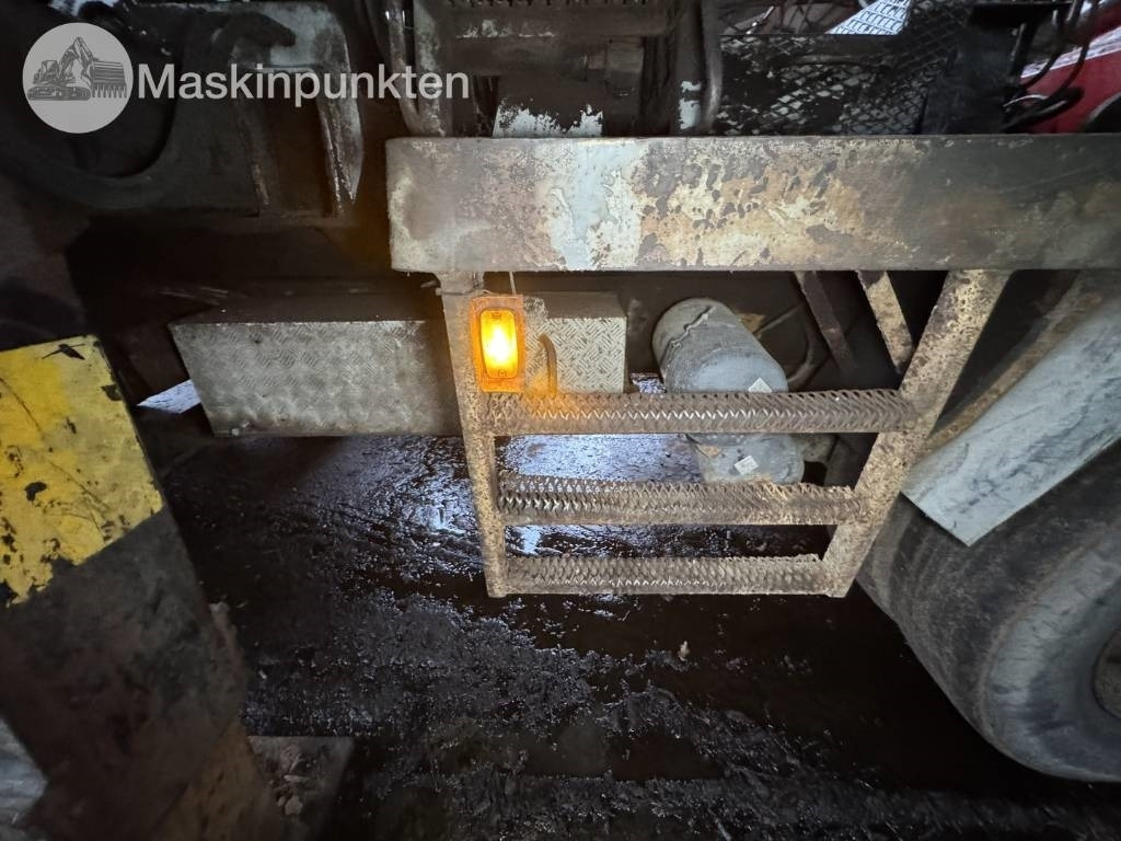 شاحنة قطع الأشجار Scania P 124 G med Timberman: صور 13