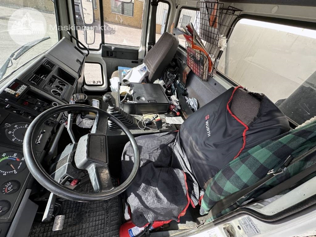 بصندوق مغلق شاحنة Volvo FL 610 Verkstadsinredd: صور 14