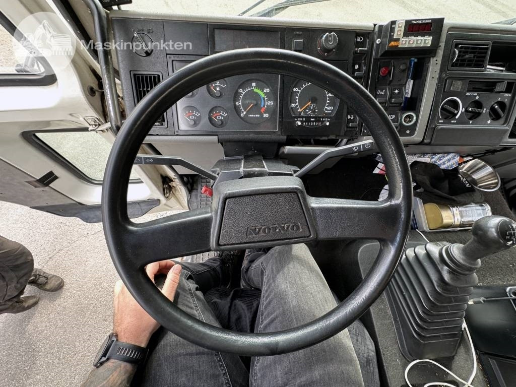 بصندوق مغلق شاحنة Volvo FL 610 Verkstadsinredd: صور 19