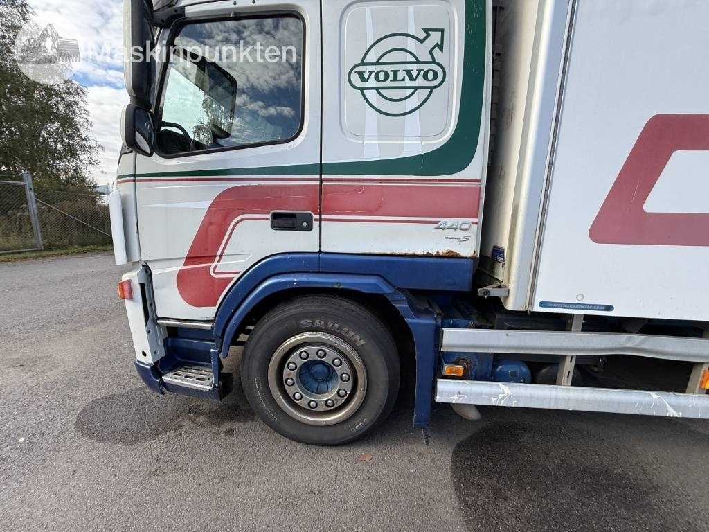 بصندوق مغلق شاحنة Volvo FM 440: صور 38