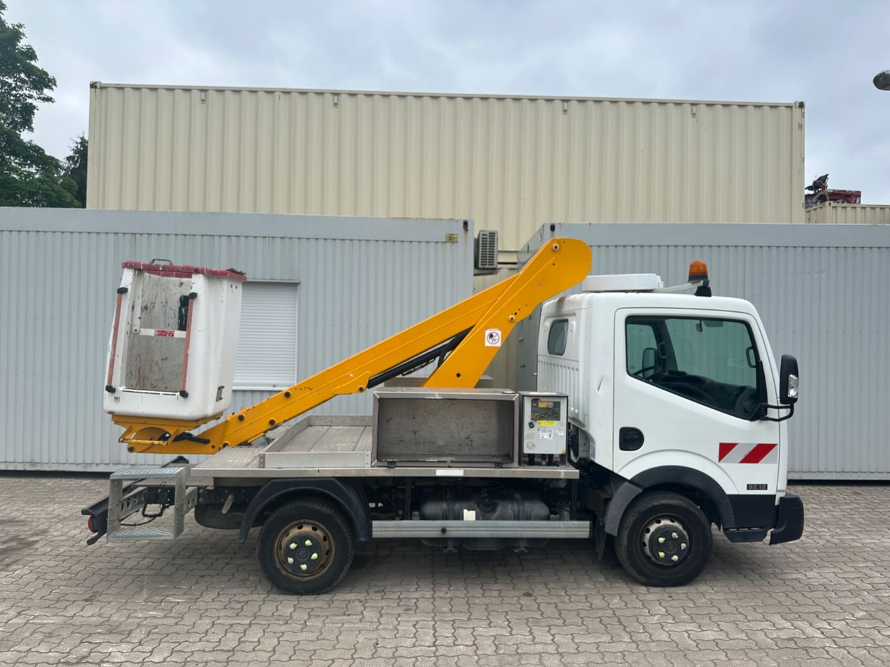Nissan Cabstar mit Topy11 Arbeitsbühne / 11 Meter - مصاعد الازدهار محمولة على شاحنة: صور 5 Nissan Cabstar mit Topy11 Arbeitsbühne / 11 Meter - مصاعد الازدهار محمولة على شاحنة: صور 5