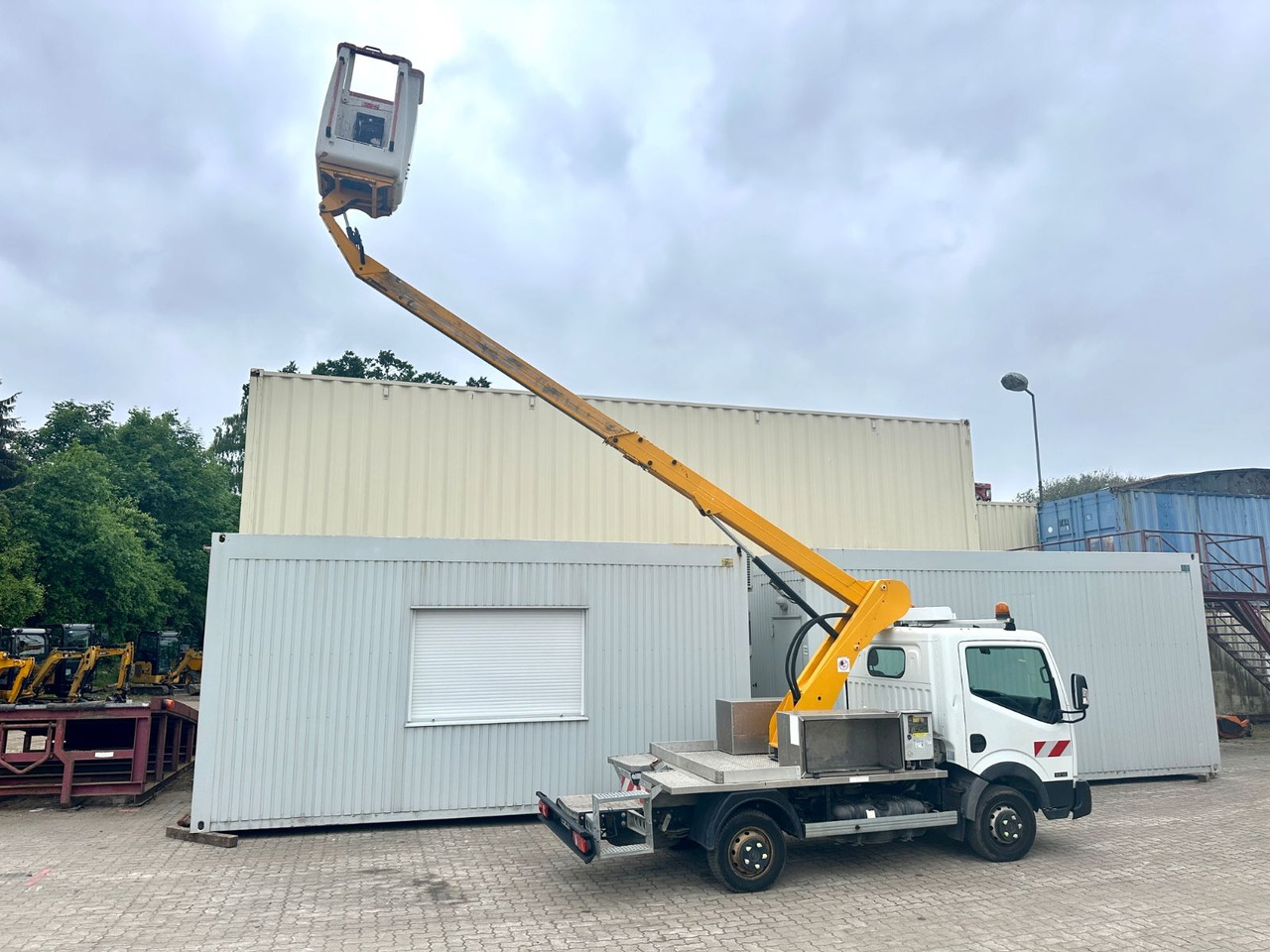 Nissan Cabstar mit Topy11 Arbeitsbühne / 11 Meter - مصاعد الازدهار محمولة على شاحنة: صور 3 Nissan Cabstar mit Topy11 Arbeitsbühne / 11 Meter - مصاعد الازدهار محمولة على شاحنة: صور 3