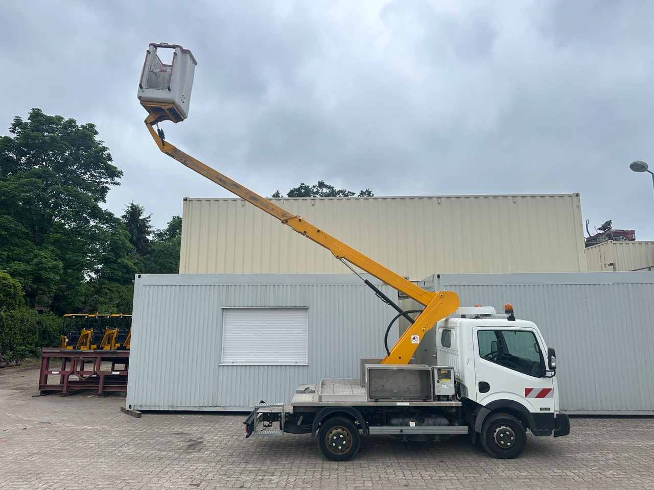 Nissan Cabstar mit Topy11 Arbeitsbühne / 11 Meter - مصاعد الازدهار محمولة على شاحنة: صور 2 Nissan Cabstar mit Topy11 Arbeitsbühne / 11 Meter - مصاعد الازدهار محمولة على شاحنة: صور 2