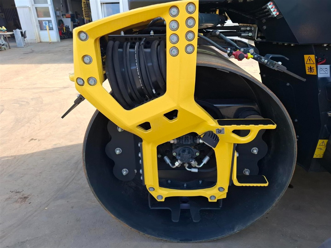 مدحلة الأسفلت BOMAG DE BW 174 AP-5 AM Hybrid Stage V/Tier 4f: صور 13