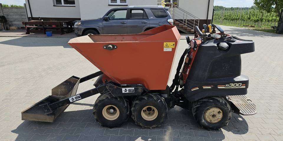 Wozidło samozaładowcze Ditch Witch R300 koparka łańcuchowa - شاحنة قلابة صغيرة: صور 1 Wozidło samozaładowcze Ditch Witch R300 koparka łańcuchowa - شاحنة قلابة صغيرة: صور 1