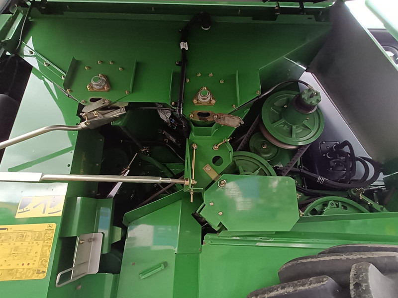 حصادة شاملة John Deere T550: صور 12