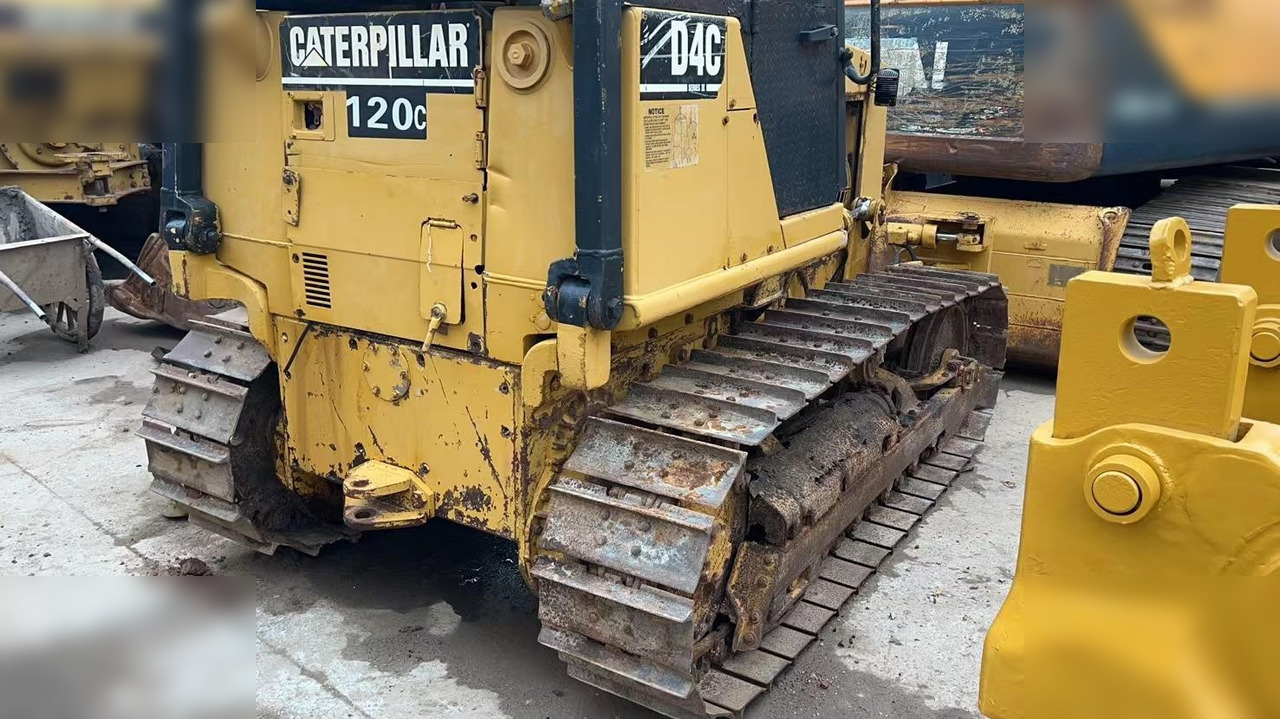 CATERPILLAR D4C - بلدوزر: صور 3 CATERPILLAR D4C - بلدوزر: صور 3