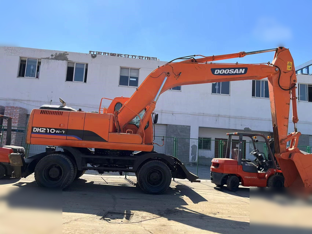 DOOSAN DH210W-7 - حفارة على عجلات: صور 1 DOOSAN DH210W-7 - حفارة على عجلات: صور 1