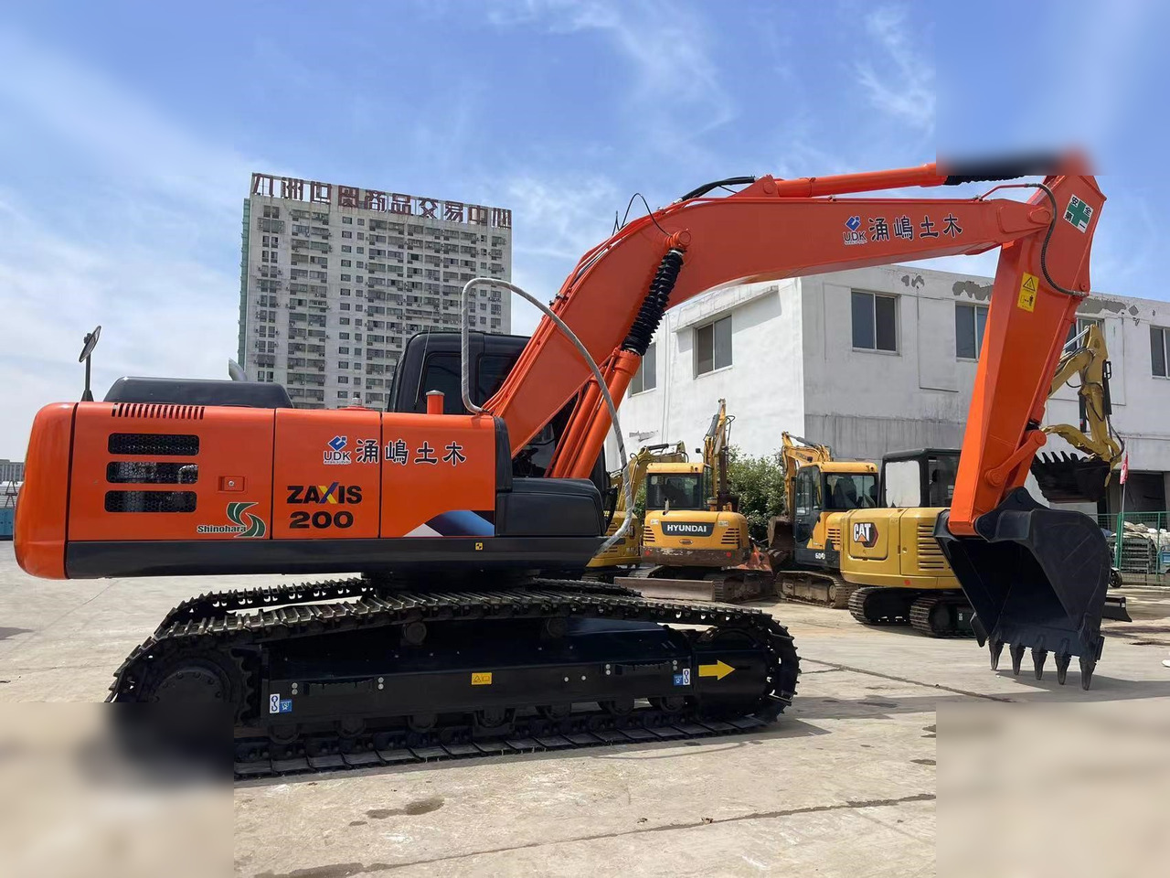 HITACHI ZX200 - حفارات زحافة: صور 1 HITACHI ZX200 - حفارات زحافة: صور 1