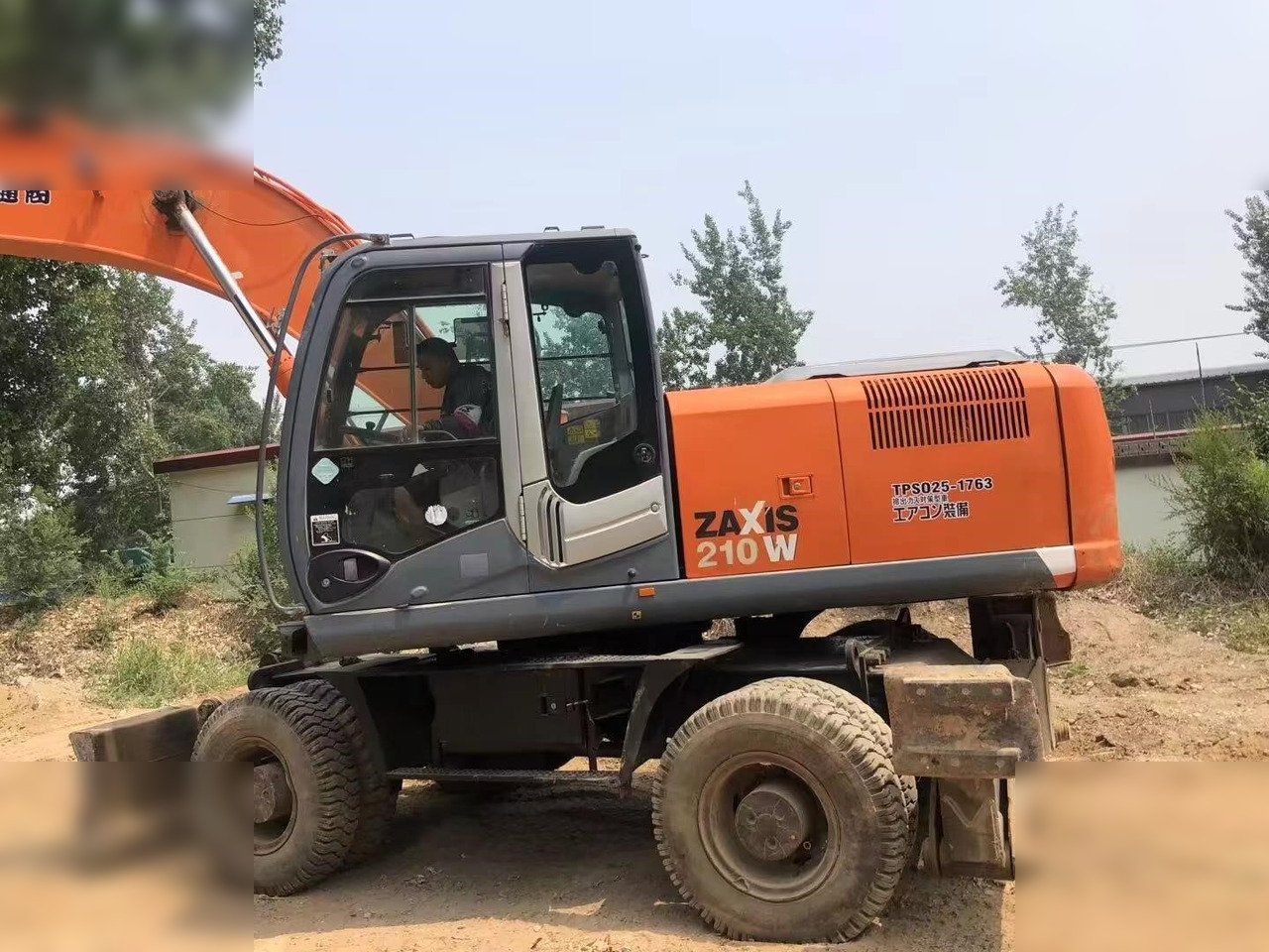 HITACHI ZX210W - حفارة على عجلات: صور 5 HITACHI ZX210W - حفارة على عجلات: صور 5