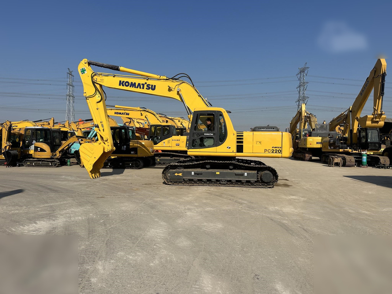 KOMATSU PC220-6 - حفارات زحافة: صور 1 KOMATSU PC220-6 - حفارات زحافة: صور 1