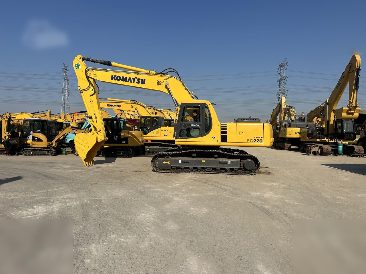 KOMATSU PC220-6 - حفارات زحافة: صور 1 KOMATSU PC220-6 - حفارات زحافة: صور 1