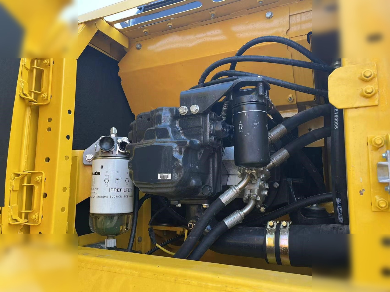 حفارات زحافة KOMATSU PC220-8M0: صور 6